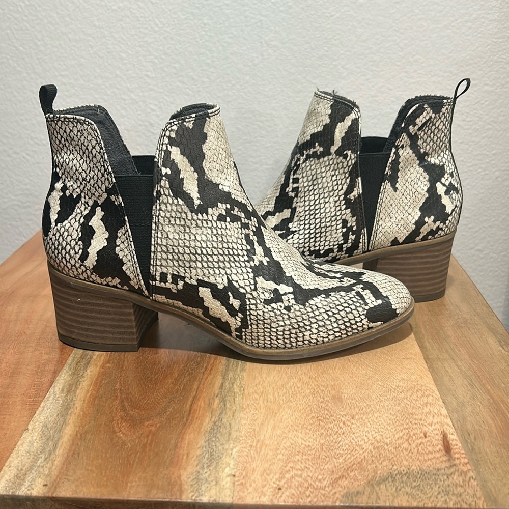 Multi color boots only worn once
